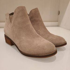 BLONDO DARK TAUPE LIDI WATERPROOF HEELED BOOTIE SIDE ZIP SIZE 8.5